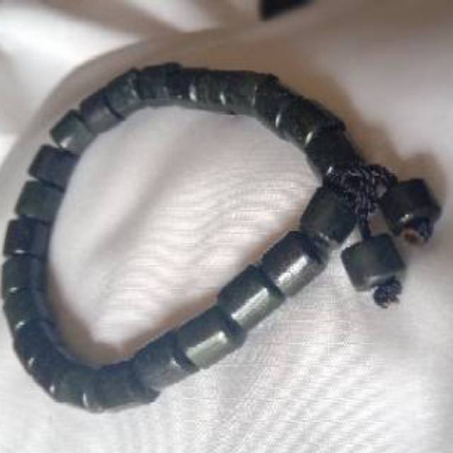 Gelang terapi black jade