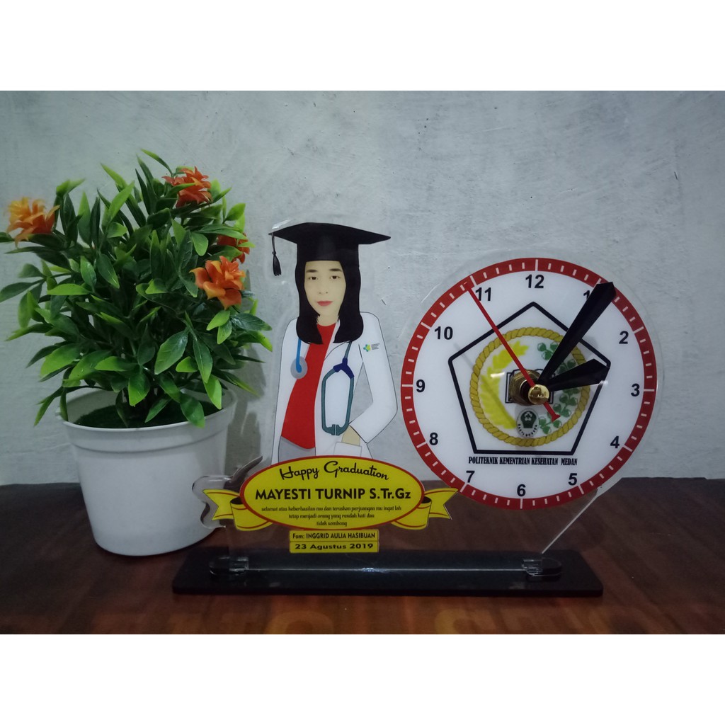 Plakat wisuda dengan jam+plakat Karikatur+hadiah wisuda