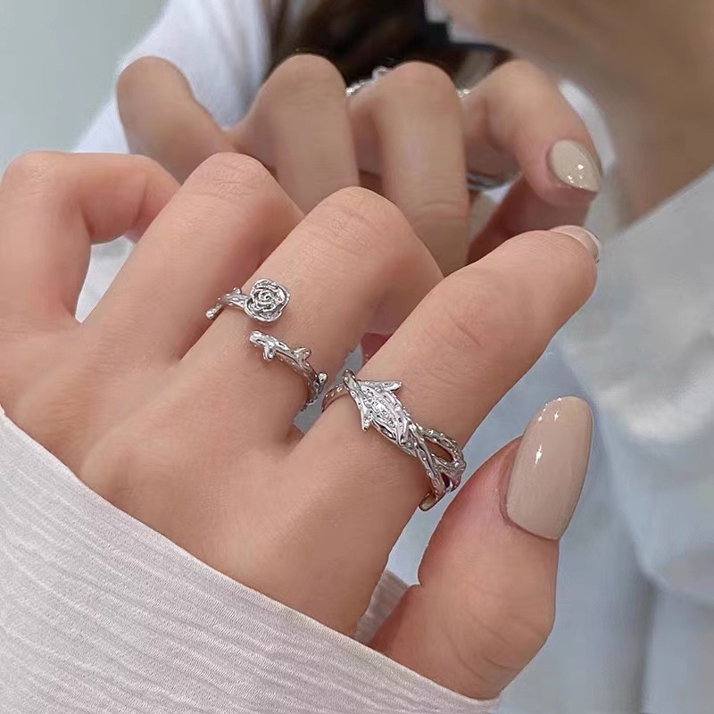 Set Cincin Model Terbuka Desain Ranting Bunga Mawar Mekar Warna Silver Untuk Pasangan