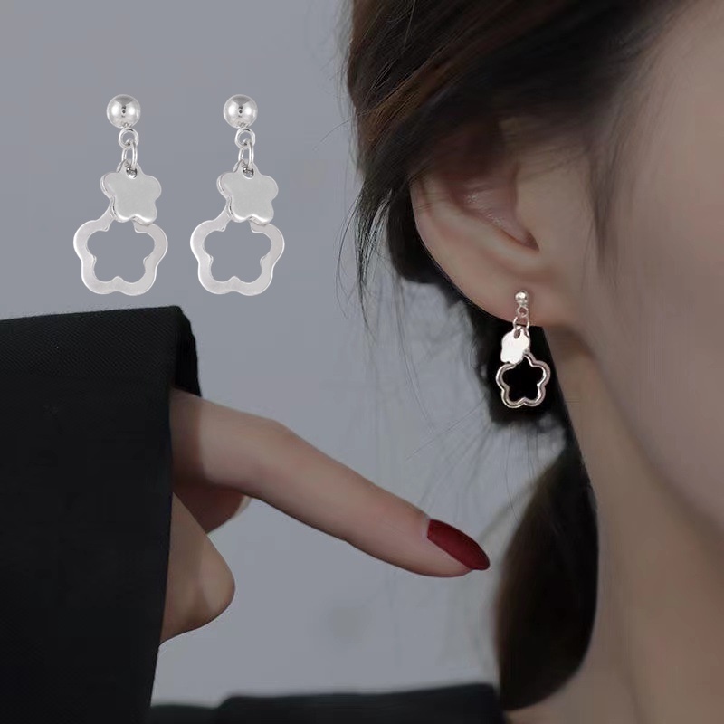 1 Pasang Anting Tusuk Gantung Wanita Desain Bunga Hollow Ukuran 2cm Untuk Hadiah Ulang Tahun