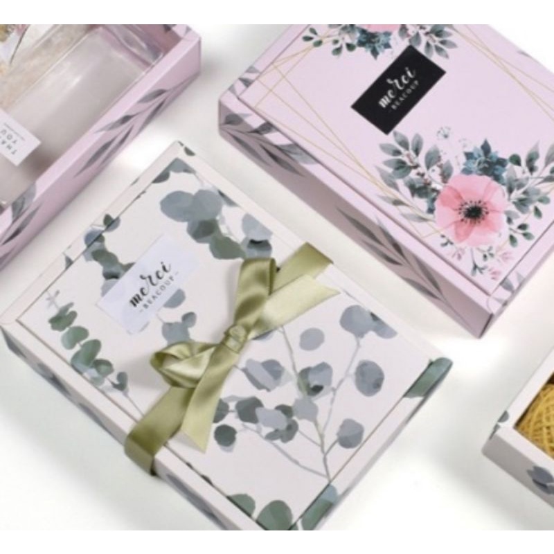 

Mini Hampers / Mini hampers Flower Box / Hampers / gift box / hampers gift box / hampers lucu / hampers mungil / mini hampers gift box / hampers gift box