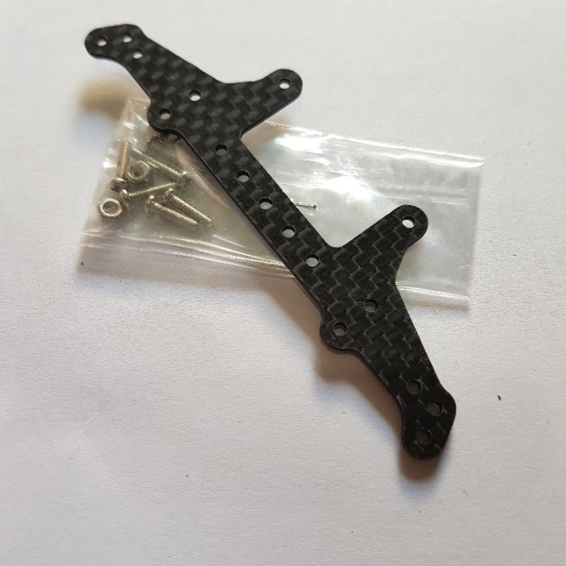 REP TAMIYA 95455 HG CARBON REAR ROLLER STAY SUPER X AKAR ( POLOS)