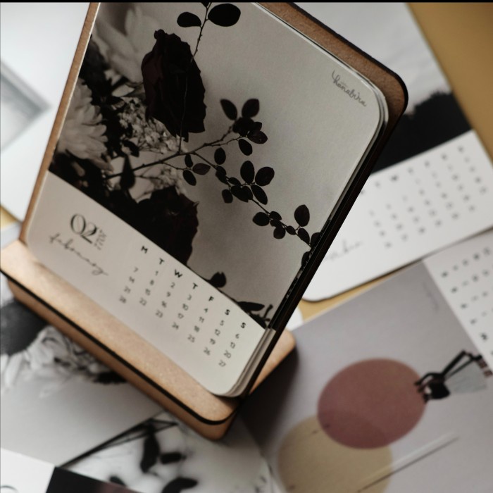 

[RESTOCK] Desk Calendar 2022 / MDF Phone Holder / Display Stand by Hanabira