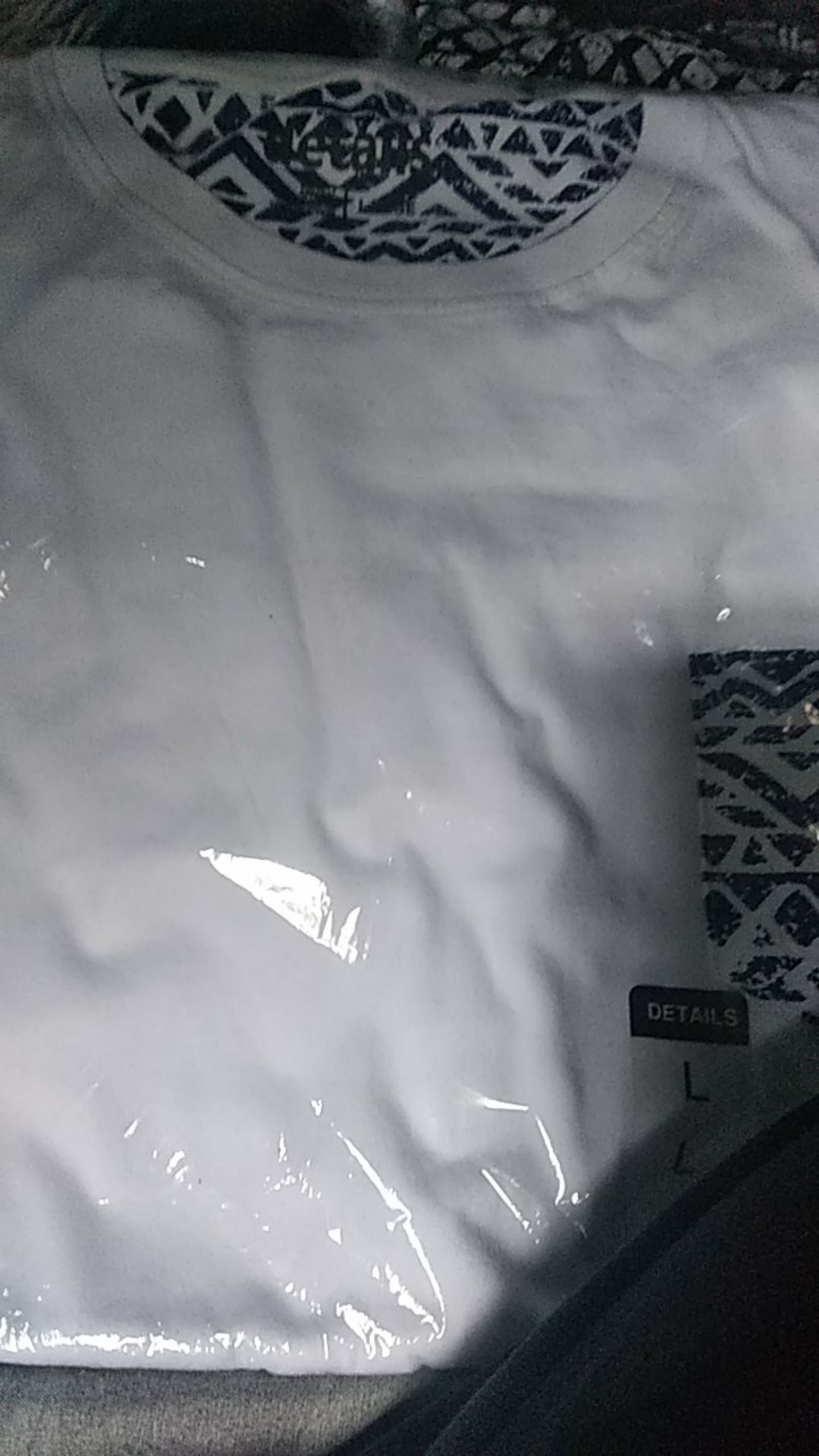 Kaos / T-shirt Details Putih Round Neck Motif Batik Dengan Kantong ( 100% Katun)