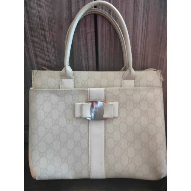 Tas Gucci putih KW New..kelamaan di pajang. Only 150 ribu