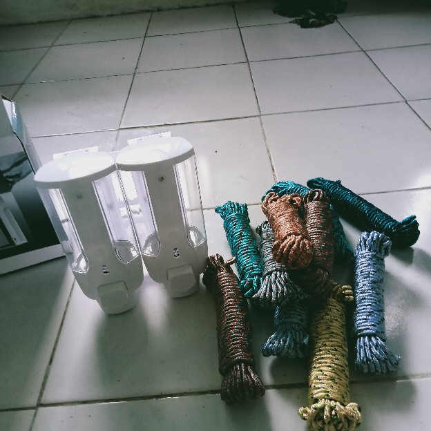 Dispenser Sabun Cair Dan Shampoo 2 Tabung