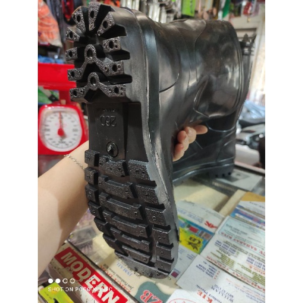 sepatu booth karet hitam tinggi 26cm