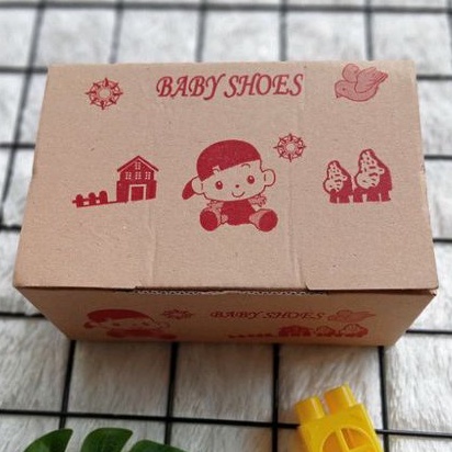 

Kardus sepatu bayi kemasan sepatu bayi Kardus Packing Sepatu Bayi ukuran dari no 22-25 kira kira panjang 12 Lebar 8 Tinggi 6 terbuat dari bahan yang berkualitas tebal bagus murah meriah