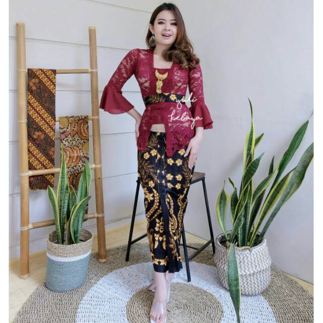 Kebaya Lonceng Marun dengan Rok Wiru