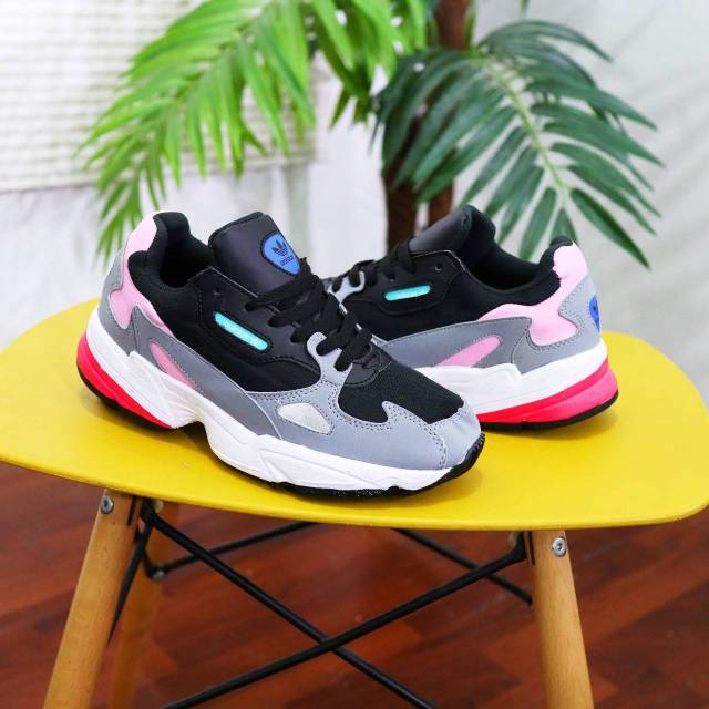 SEPATU BRANDED WANITA CASUAL KYLE JENNER