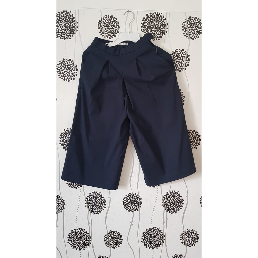 Celana Pendek Wanita Zara Trafaluc Bahan Kain Hitam Polos Model Kulot Preloved