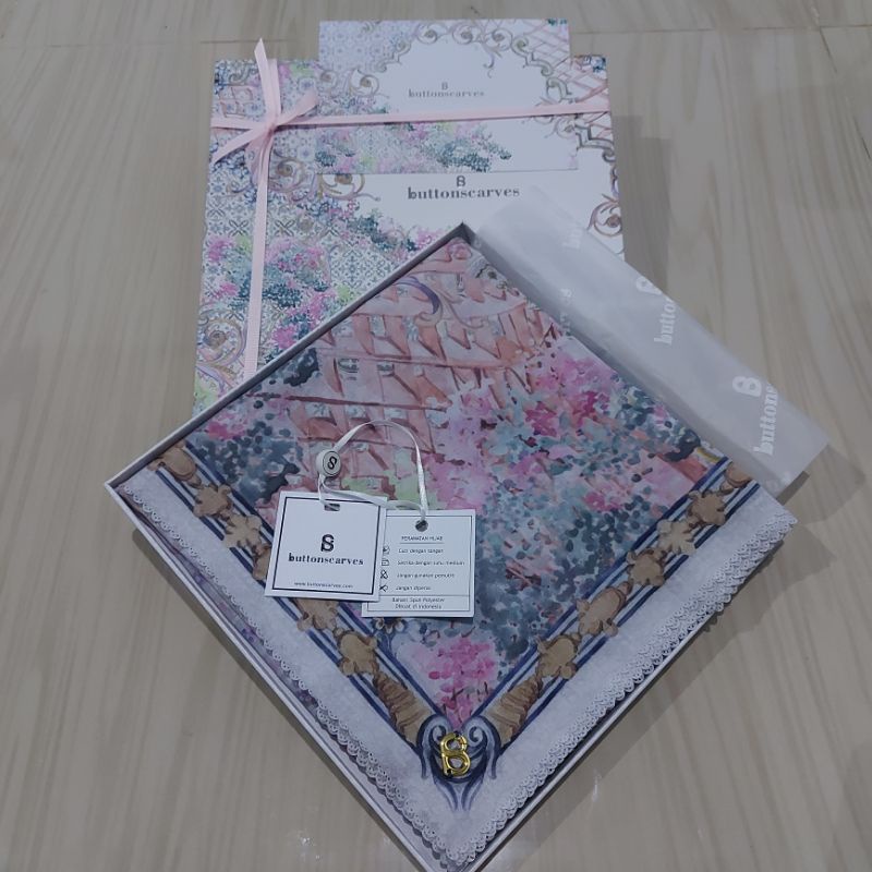 Preloved Sevilla Blanco Voal Reg Buttonscarves