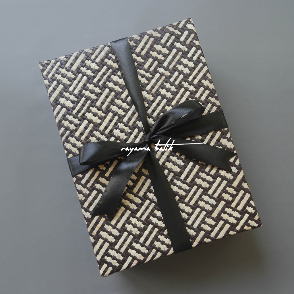 

Gift Box Anyaman Untuk 3 Kain ( (HARUS BERSAMA DENGAN PEMBELIAN BATIK)