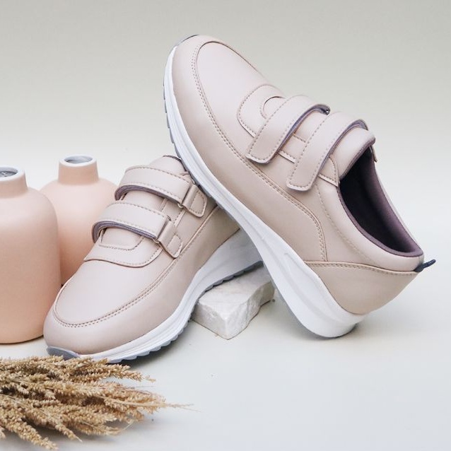 HELLENA - SEPATU WANITA SNEAKERS PUTIH PEACH IVORY TANPA TALI BEST SELLER KODE LEON SOLE RINGAN-1