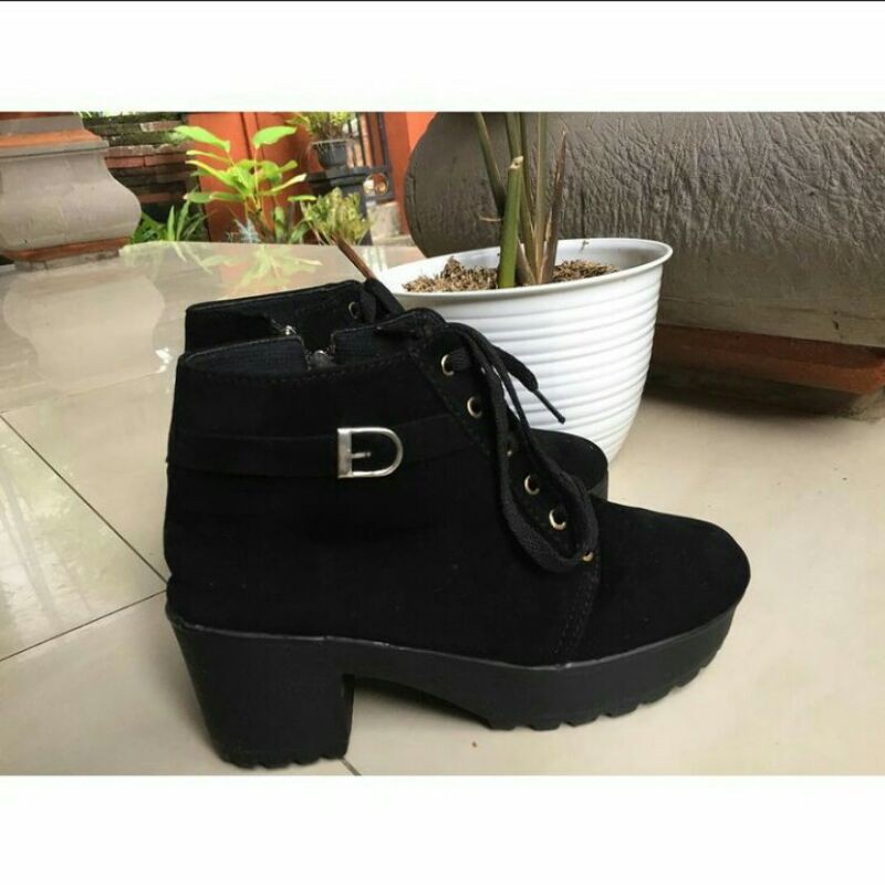 PRELOVED SEPATU BOOTS WANITA HITAM