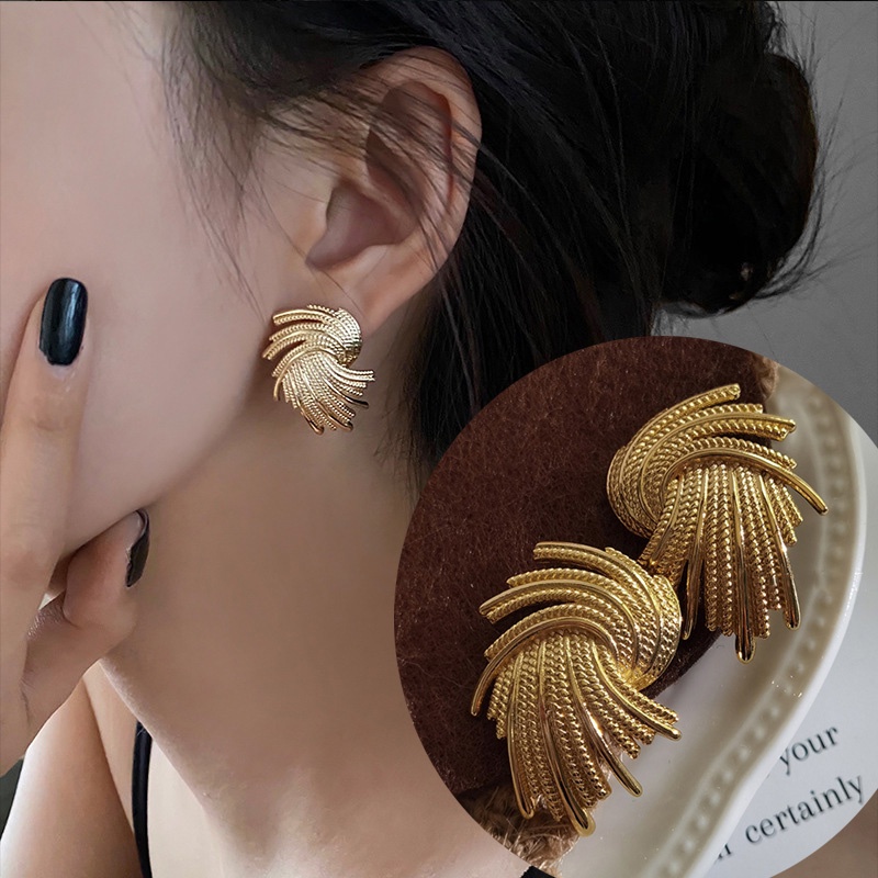 Anting Tusuk Gantung Bahan Metal Desain Anyaman Gaya Retroeropaamerika Untuk Wanita