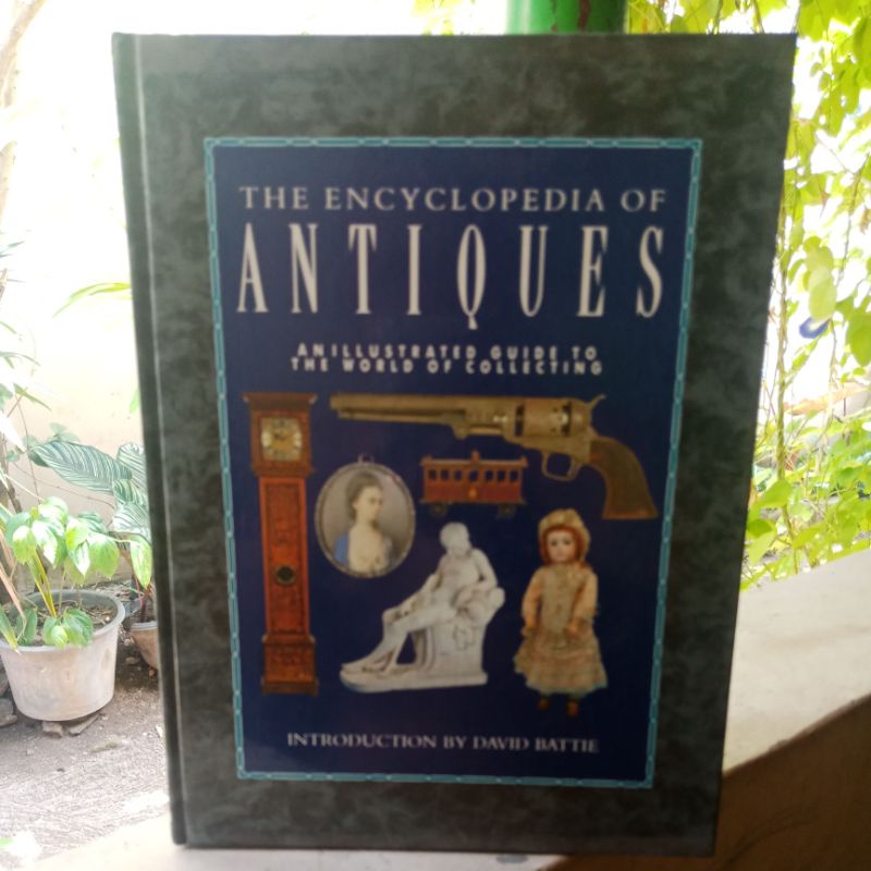 THE ENCYCLOPEDIA OF ANTIQUES ANILLUTRADT GUIDE TO THE WORLD OF COLLECTING INTRUDUCTION BY DEVID BATT