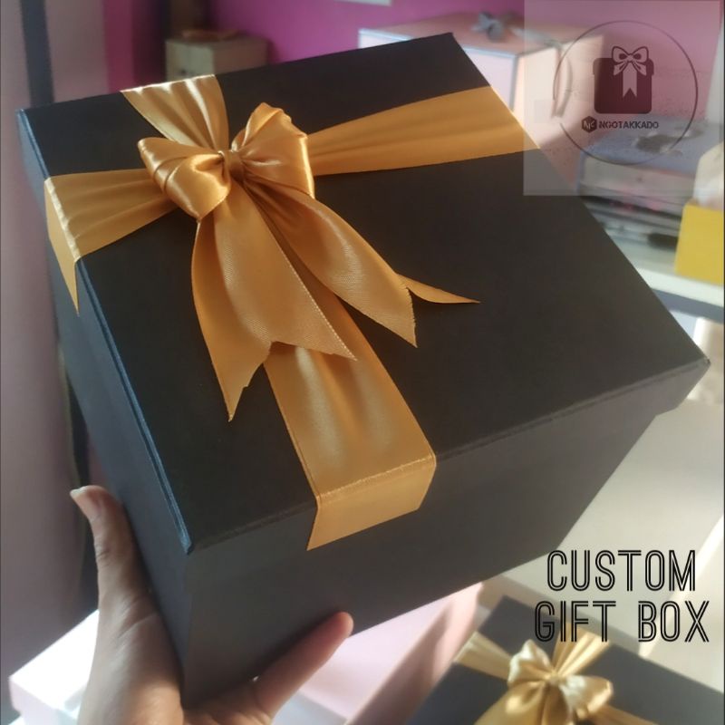 

Kotak kado/Gift Box ukuran(PxLxT) 18x18x18 dll. bisa Request Warna dan Custom Ukuran