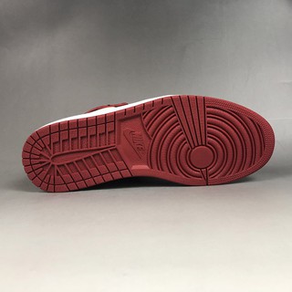  Sepatu  Basket Model Air Jordan  1 Retro OG Bred Toe Warna  