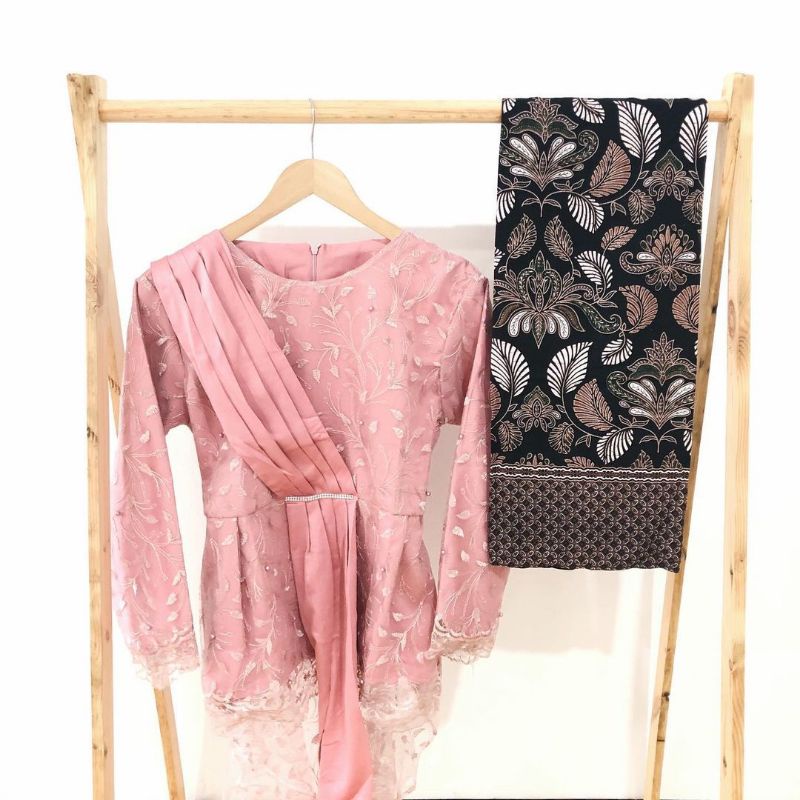 Batik Brokat Couple Kebaya Jumbo Modern, Kebaya Tunangan Sarimbit Kondangan, Kebaya Wisuda Amalia-6