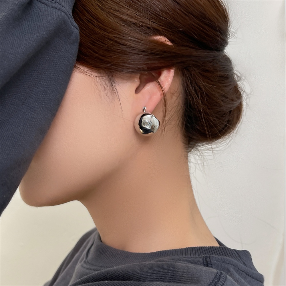 【COD Tangding】Korean Temperament High Sense Autumn Winter Versatile Earrings Metal Ball Ear Buckle