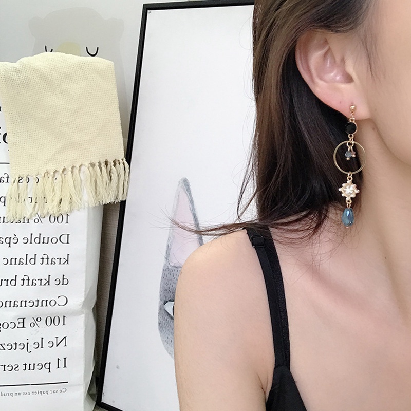 Anting Tusuk Gantung Asimetris Desain Bulan Sabit Hias Kristal Berkilau Untuk Wanita