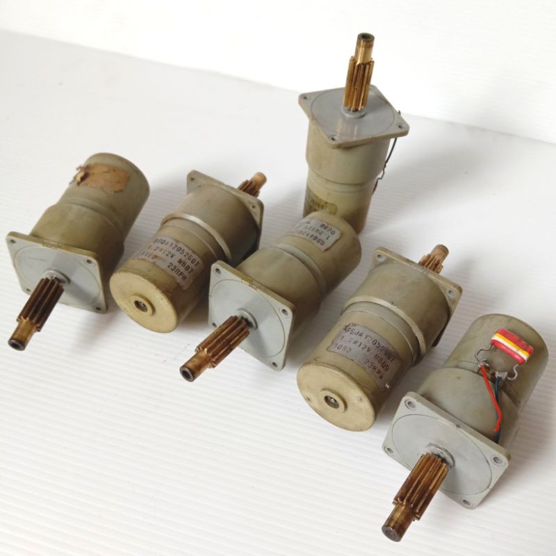 Dinamo DC gearbox 12V 23rpm 1.2W torsi tinggi