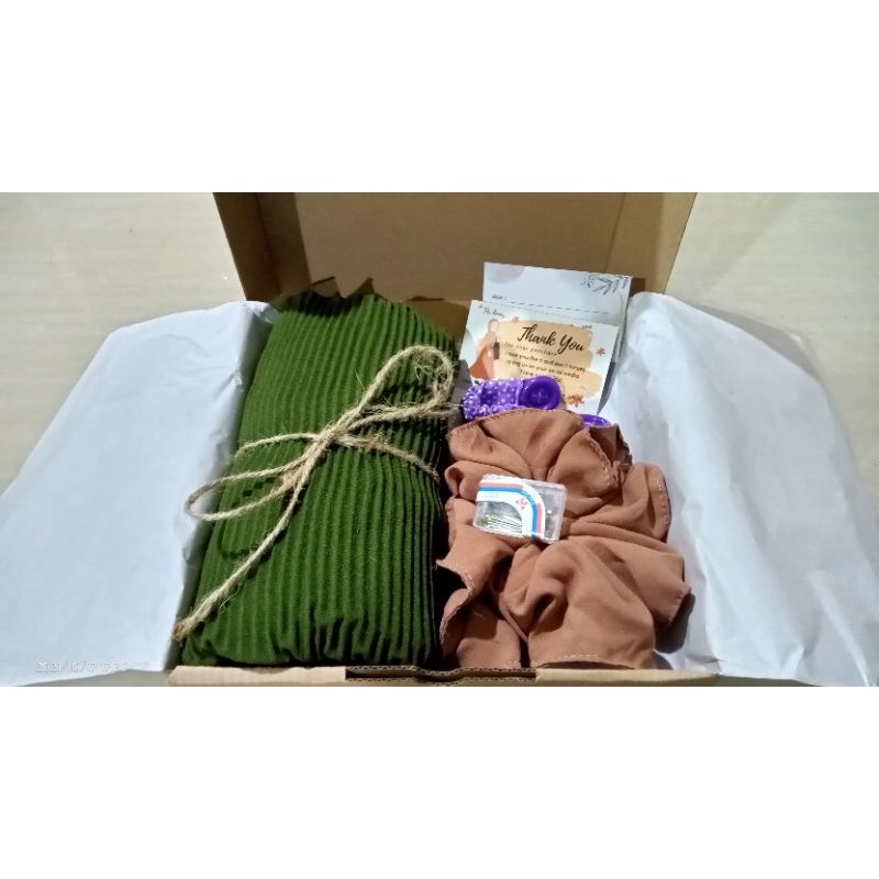 

HAMPERS HIJAB MURAH/PASMINA PLISKET/GIFTBOX/KADO WISUDA CUSTOM