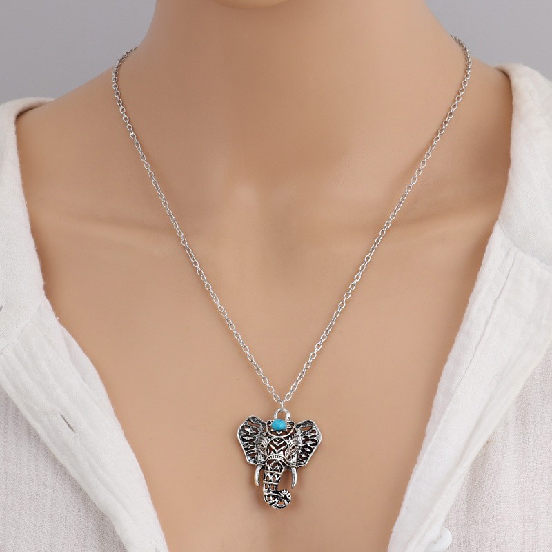 Kalung liontin gajah lucu antik milik wanita