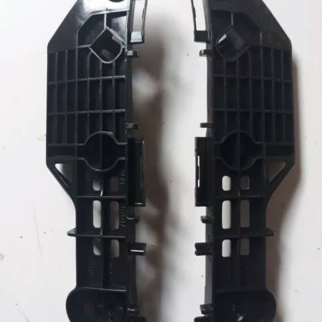 Bracket bumper belakang Sienta