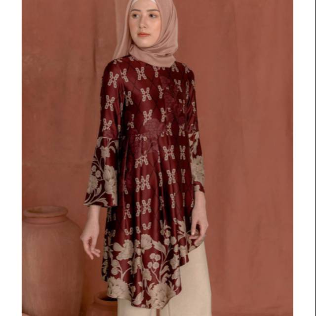 Flores tunic wearing klamby