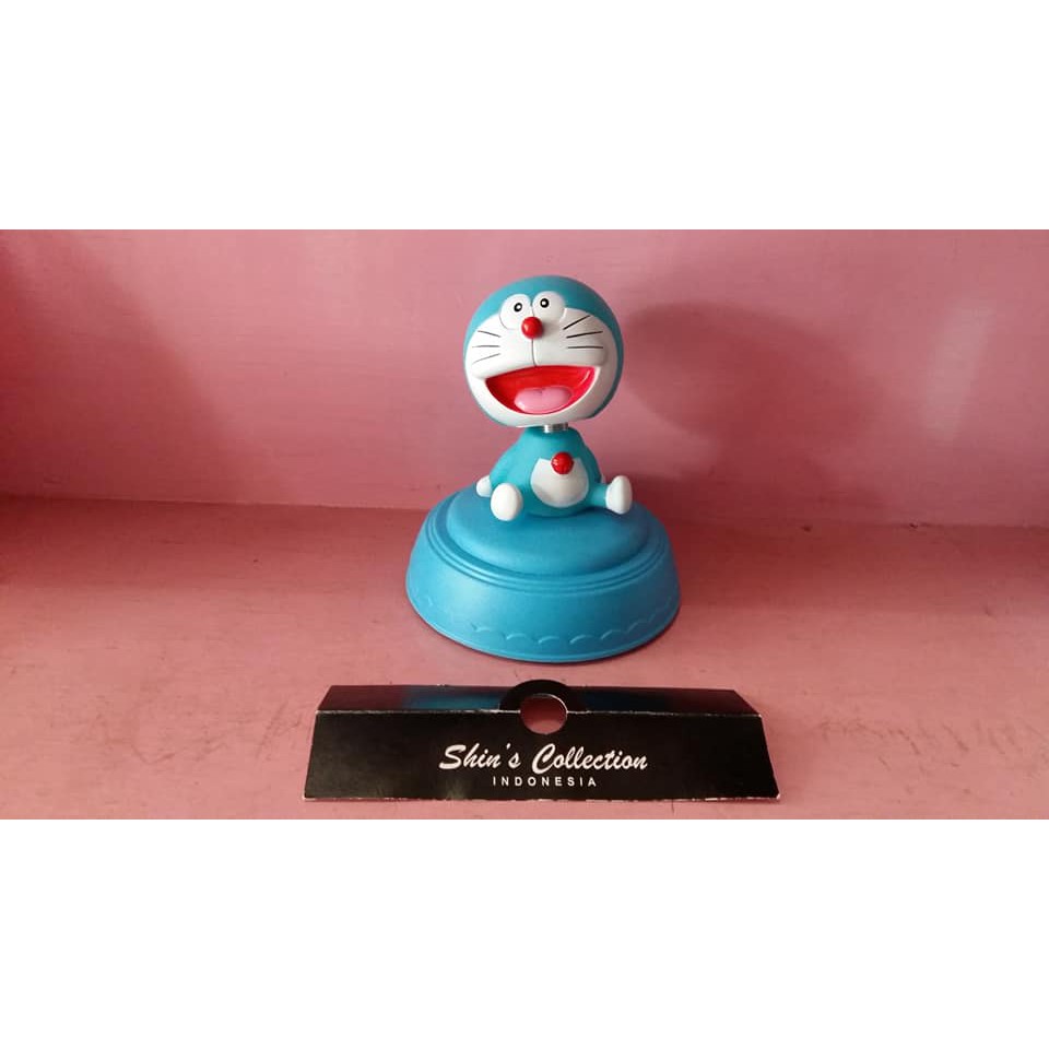 kotak musik doraemon duduk