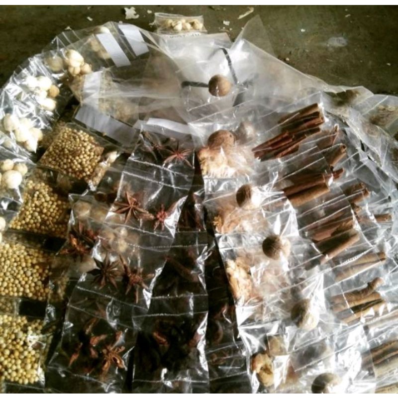 

aneka bumbu rempah-rempah tersedia renceng dan graman