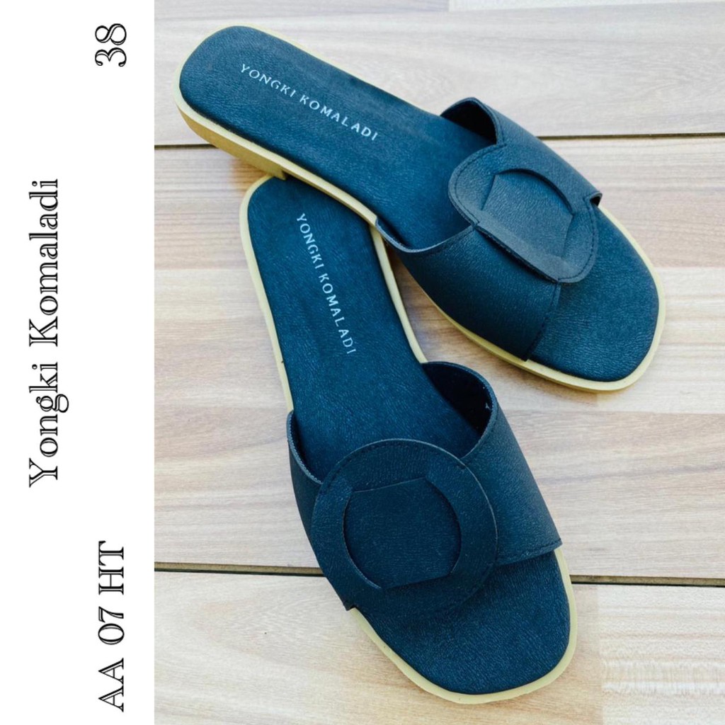 sandal aa7hitam