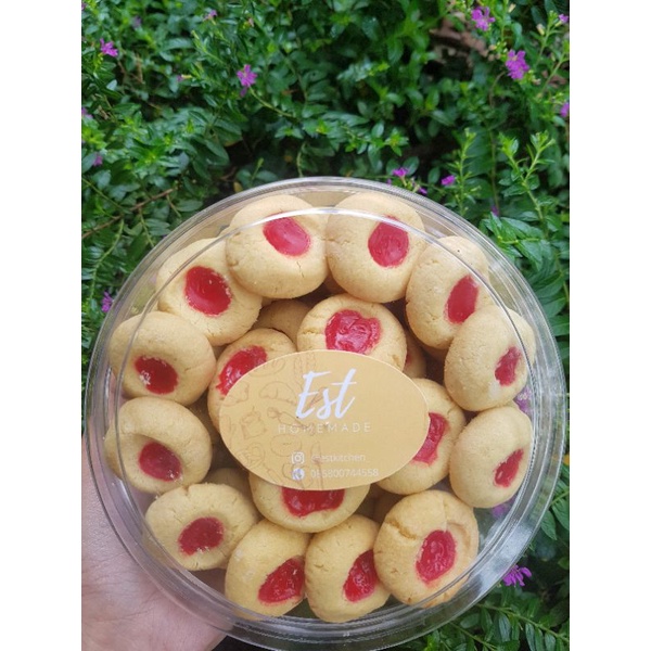 

Butter cookies strawberry jam