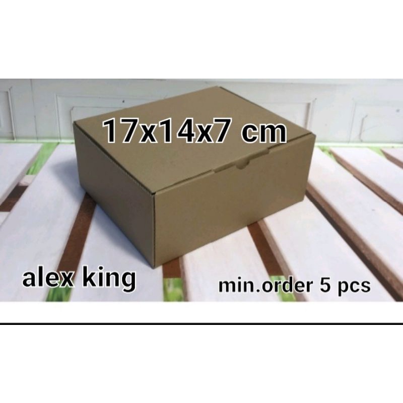 

Kardus box uk. 17x14x7 cm model Diecut