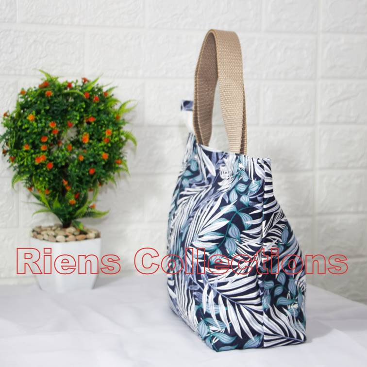 RIENS COLLECTIONS. HANDBAG BESAR BAHAN KANVAS MOTIF FLORAL PALM BIRU