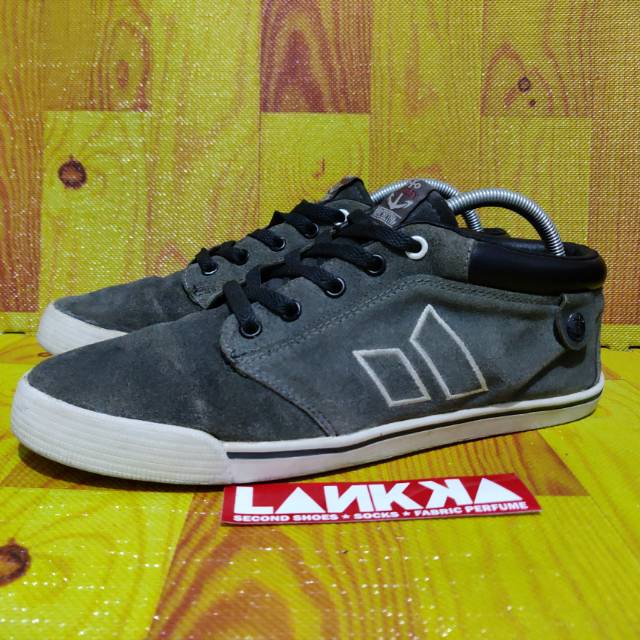 Macbeth - Hensley Grey/White - Second