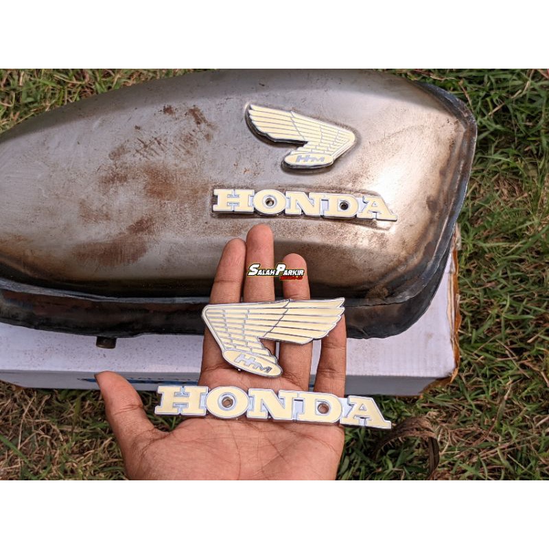 Emblem Tangki Honda Cb100 Putih aksesoris tengki emblem tengki cb100 import emblem import cb cb100