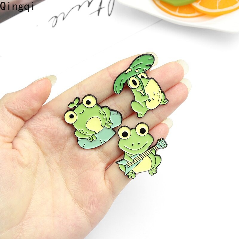 Bros Pin Enamel Desain Kartun Katak Mata Besar Daun Teratai Hijau Untuk Kerah Kemeja