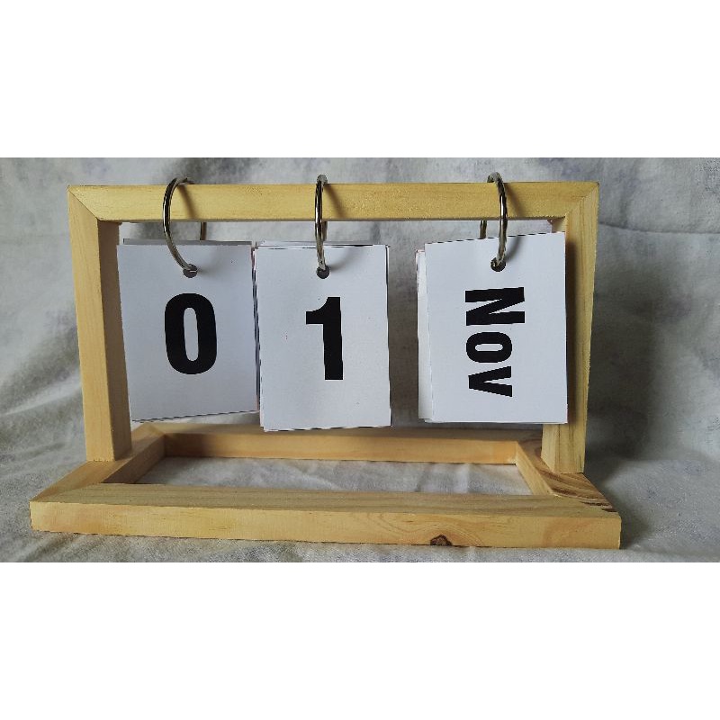 

kalender meja kayu unik