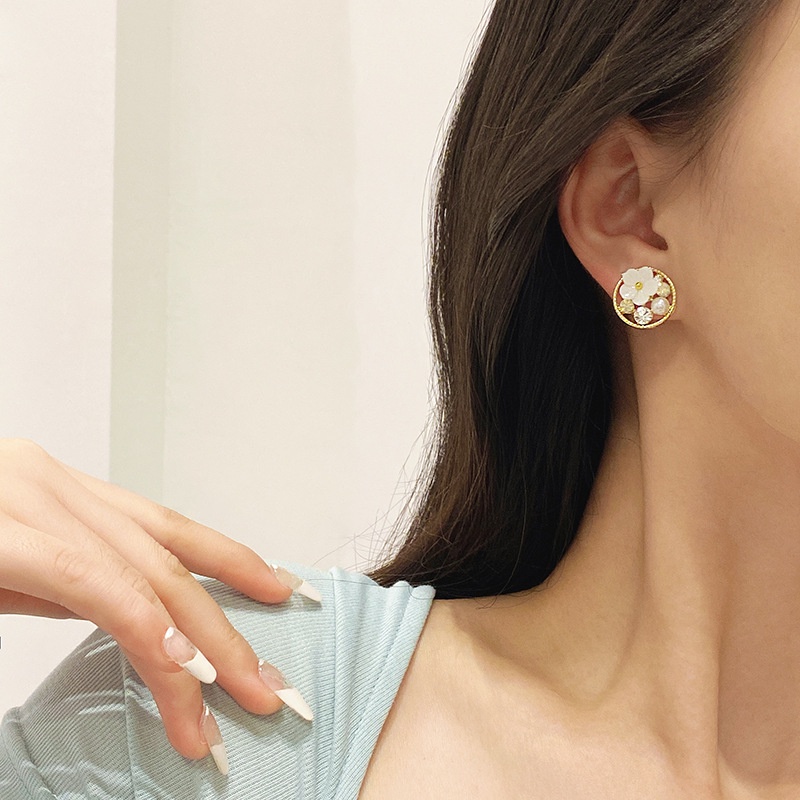 Shuling French Elegant Retro Earrings Super Cute Pearl Rhinestone Earrings Small White Flower Stud Earrings
