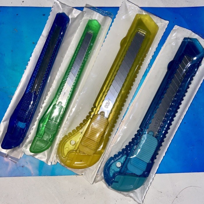 

Cutter Ukuran Besar Kecil Knife Warna Warni Pisau Pemotong Kertas Cut Iris Irisan Potong Parut Parutan Peeler Runcing Gunting Peralatan Perlengkapan Sekolah Kantor Alat Tools Ukir Pengukir Tekuk Barang ATK Perkantoran Murah Hemat Surga Motor Malang