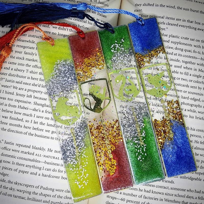 

hogwarts gryffindor ravenclaw slytherin hufflepuff resin bookmark pembatas buku