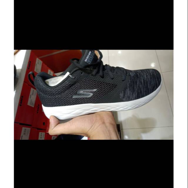 Sepatu pria merk skechers sz 42