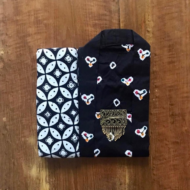 KEBAYA KUTUBARU BATIK HANDMADE JUMPUTAN PUTIH HITAM HIJAU BOTOL UNGU