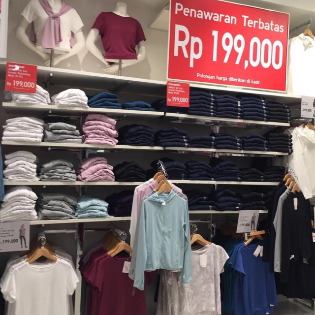 Uniqlo Atasan Wanita Preloved