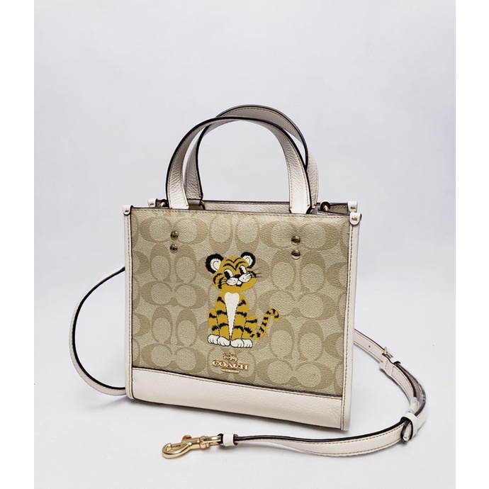 Tas Coach original - Coach dempsey tote 22 tiger in signature chalk