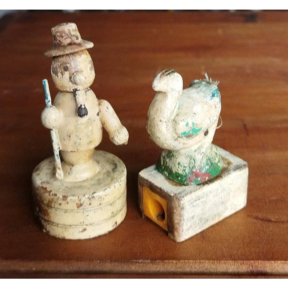 

rautan pensil kayu ukir lawas 2 buah