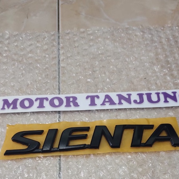 emblem tulisan Sienta warna hitam doff hitam glossy